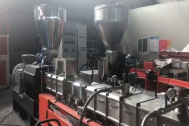 Cina Pp Carbon Black Plastic Pellet Membuat Mesin Twin Screw Extruder 300 Kg / H pabrik