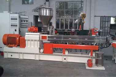 Cina 500 Kg / H Output Twin Extruder Machine PP Flakes Botol Daur Ulang Membuat Mesin pabrik